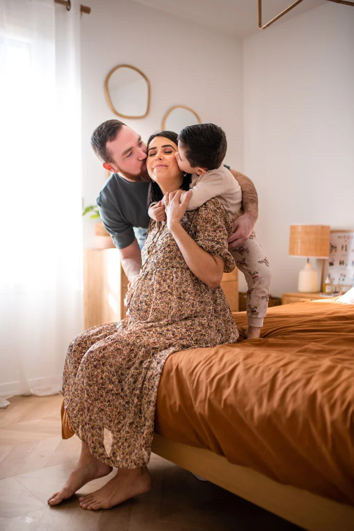 Photographe Orsay Essonne, famille heureuse pendant un shooting photo de grossesse naturel à domicile