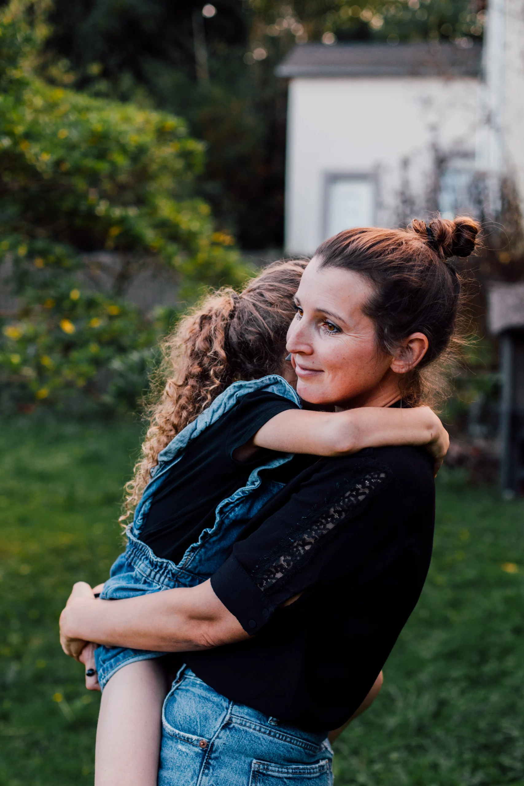 autoportrait d'une maman photographe à Orsay en Ile de France portant sa fille dans ses bras