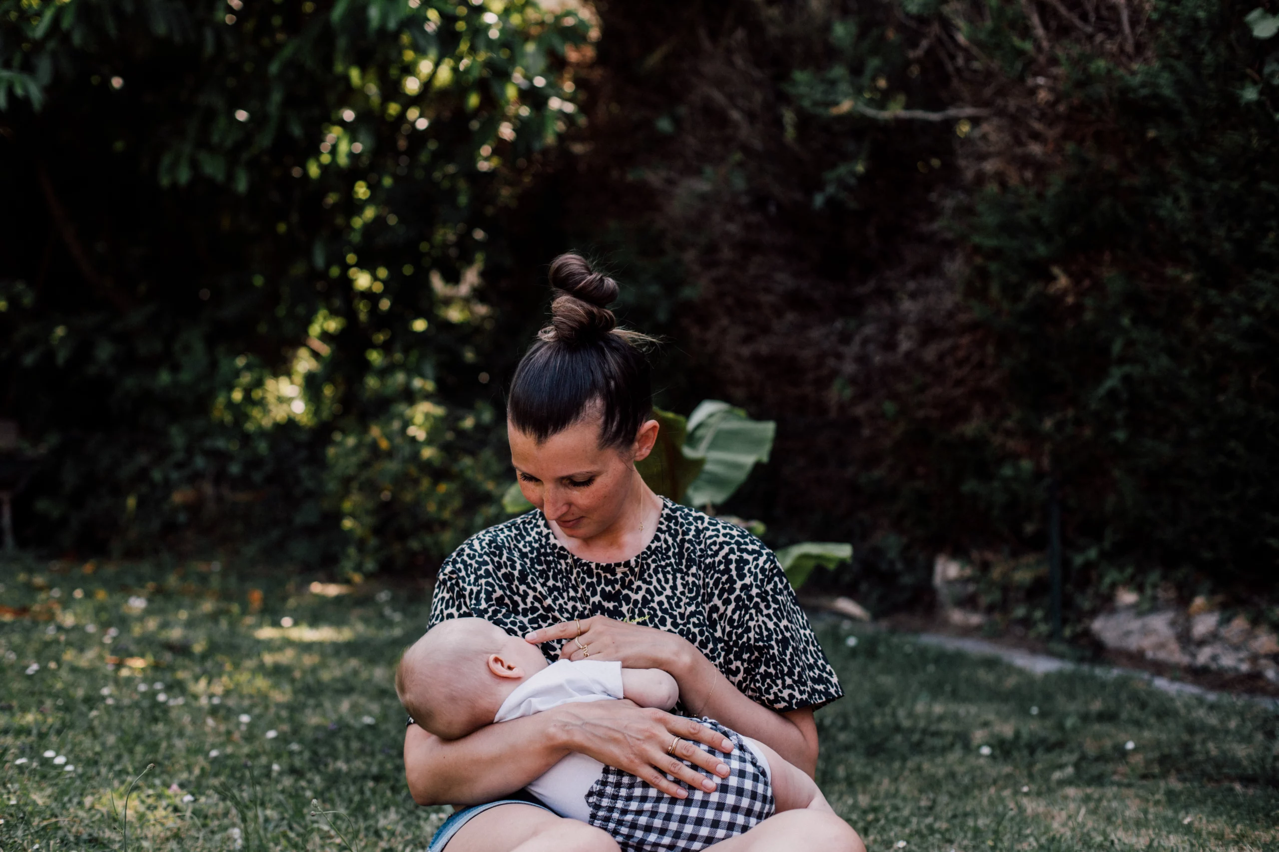 autoportrait d'une maman photographe à Orsay en Ile de France en train d'allaiter son bébé dans son jardin