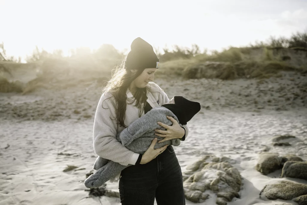 portrait d'une maman photographe avec son bébé à la plage lors d'une séance photo