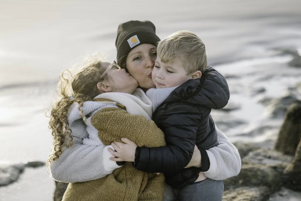 portrait d'une maman photographe avec ses enfants à la plage lors d'une séance photo