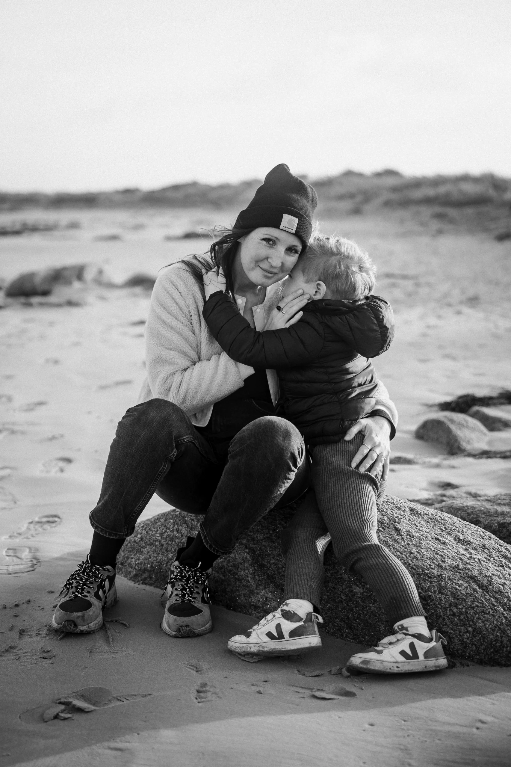 portrait d'une maman photographe avec son enfant à la plage lors d'une séance photo