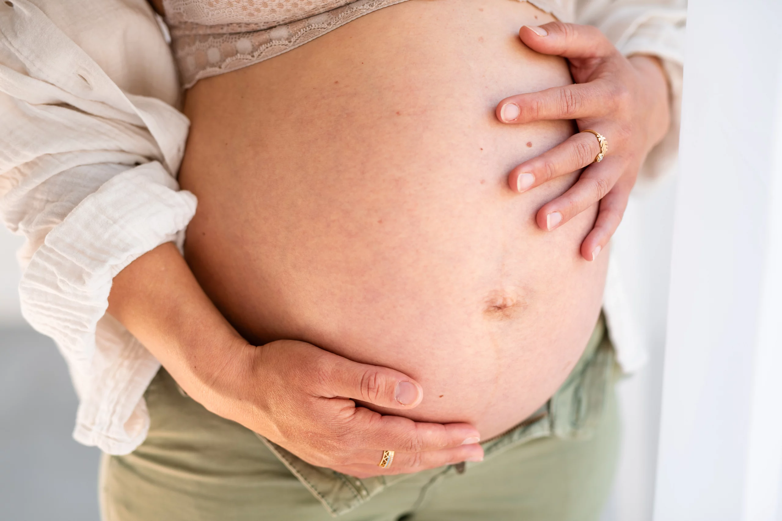 Ventre de future maman lors d'une séance photo grossesse en Essonne