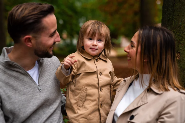 Activité enfant Essonne, portrait de famille pendant une séance photo en extérieur à Massy