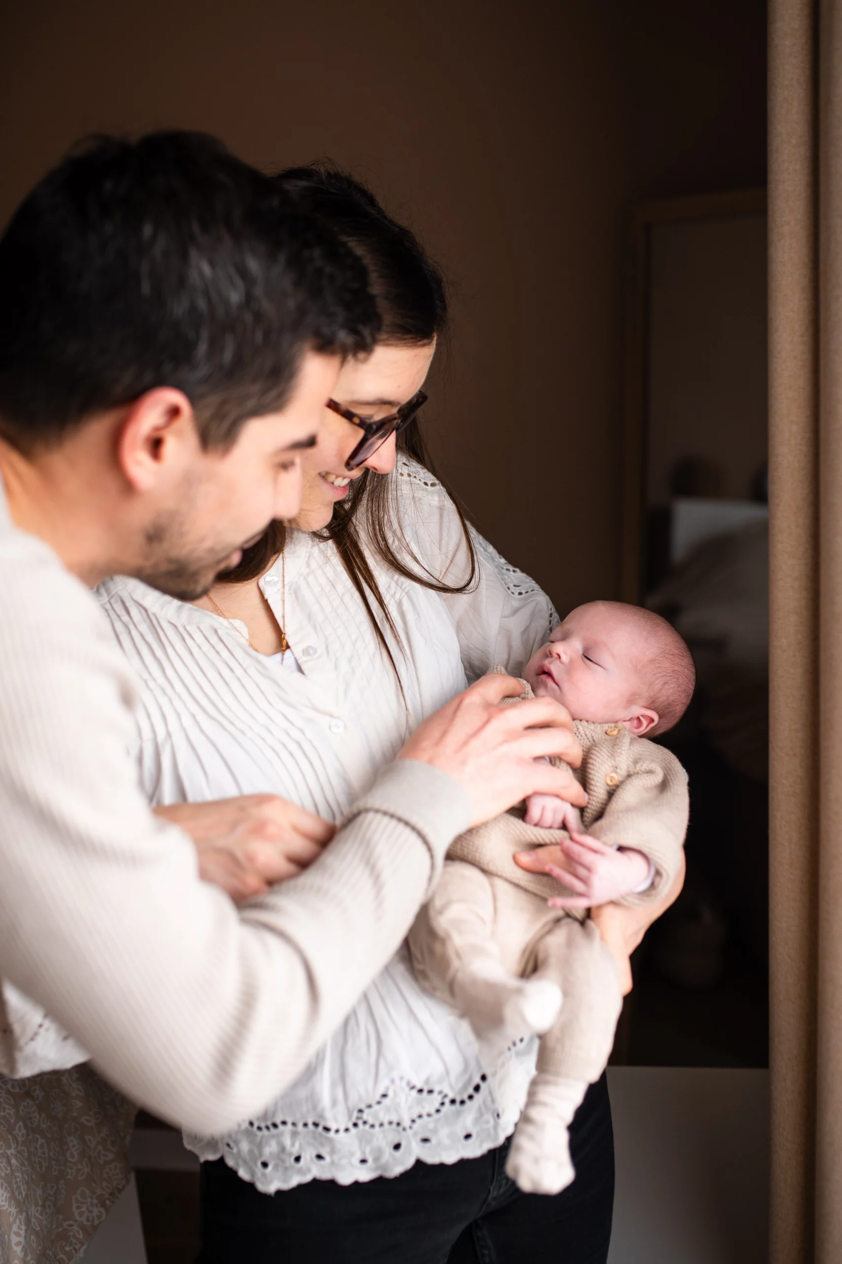 Photographe naissance Massy, nouveau-né dans les bras de ses parents émerveillés