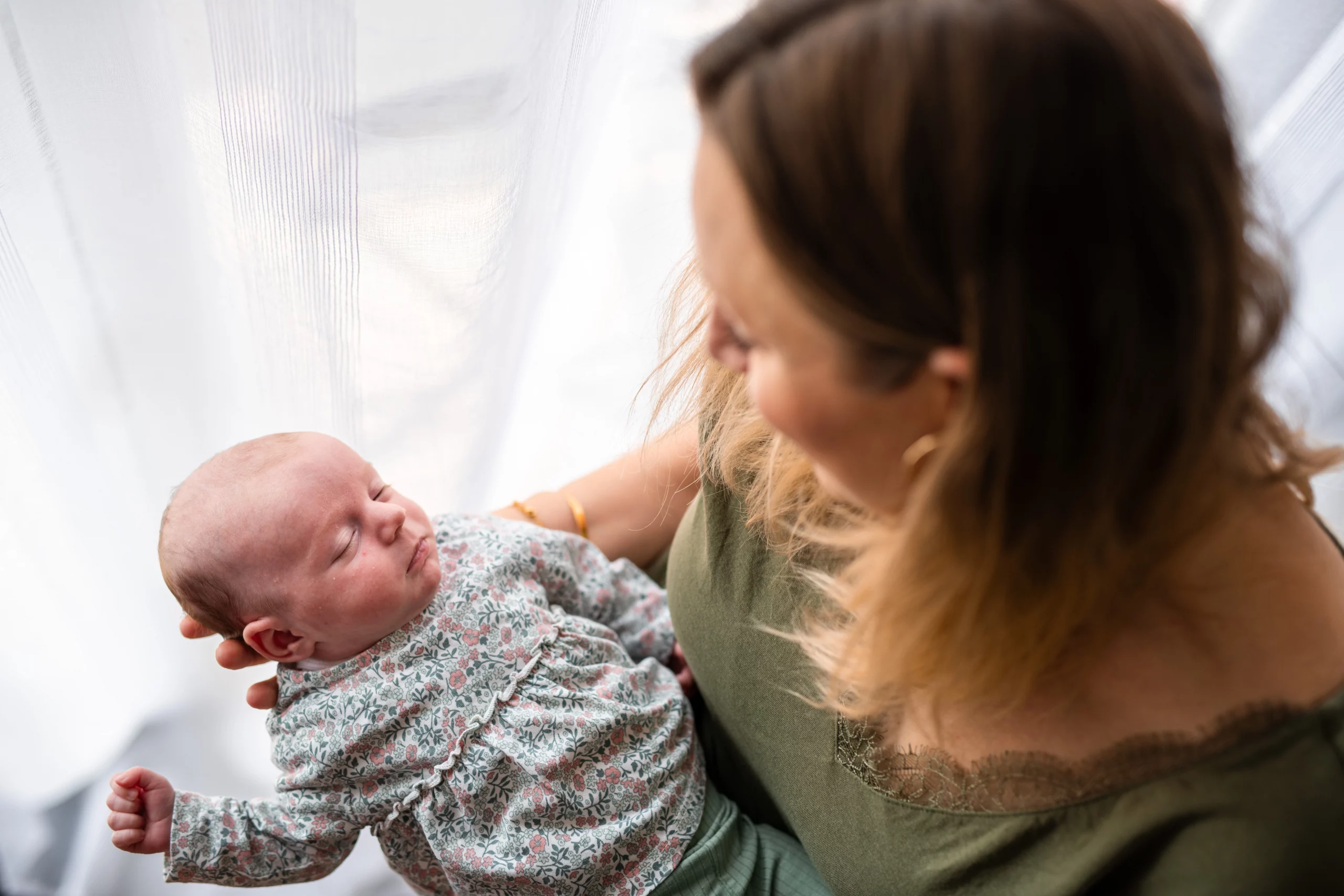 Photographe Châtenay-Malabry, nouveau-né contemplé par sa maman lors d'une séance photo naissance