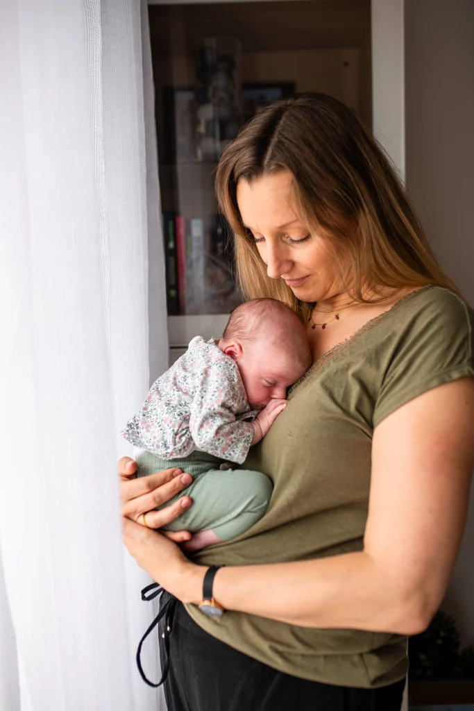 nouveau-né endormi sur la poitrine de sa maman lors d'un shooting photo bébé