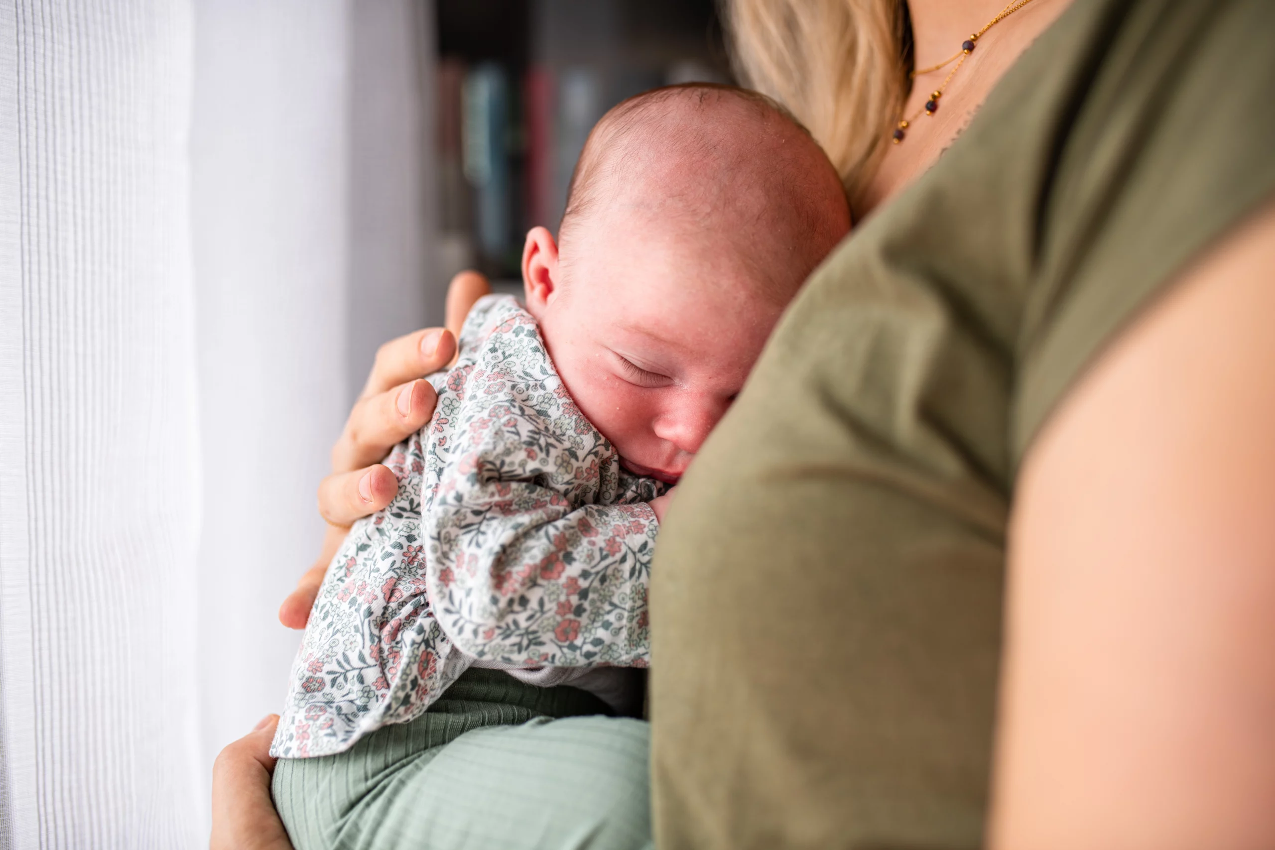 Photographe Châtenay-Malabry, nouveau-né blotti dans les bras de sa maman lors d'une séance photo naissance