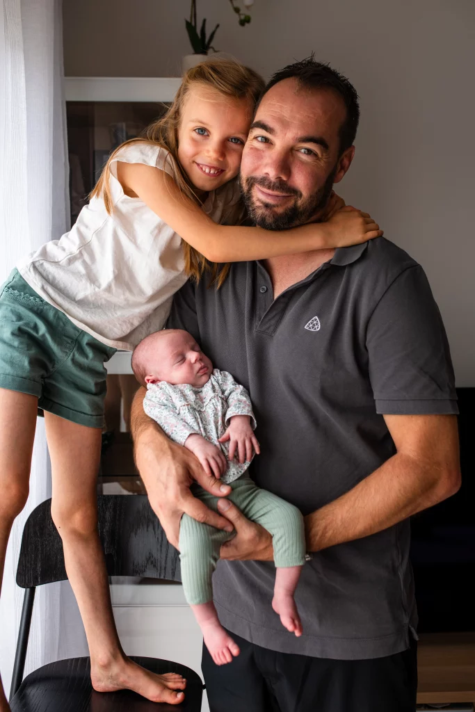 portrait d'un papa et ses deux filles lors d'un shooting photo