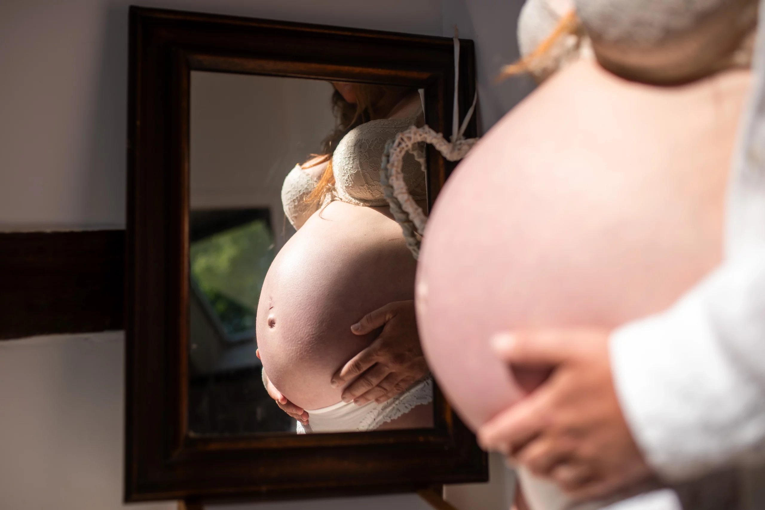 mise en valeur d'un ventre de femme enceinte lors d'une séance photo maternité