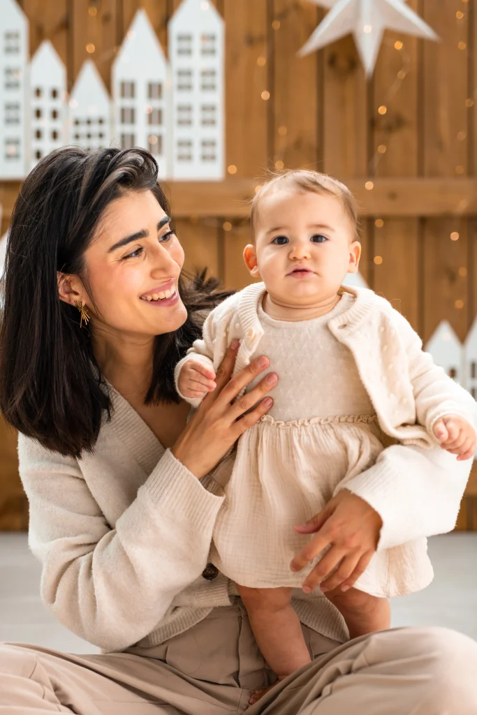 portrait d'une maman souriante observant son bébé