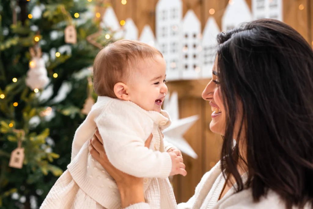 portrait d'une maman et son bébé qui se regardent dans les yeux en souriant