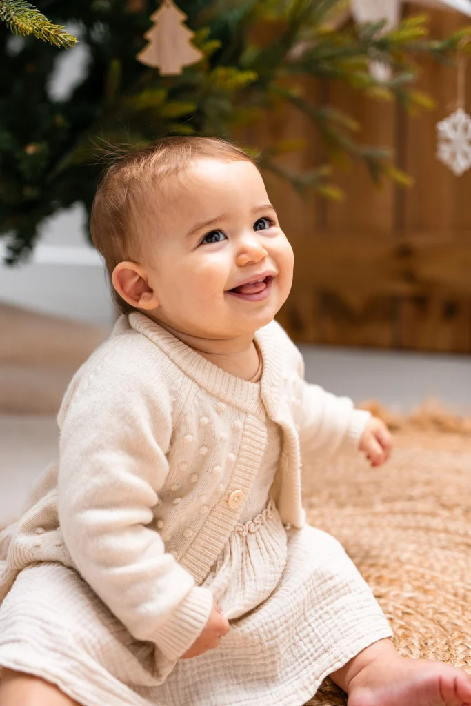 portrait d'un bébé souriant lors d'une séance photo en studio