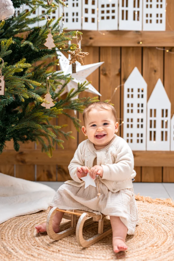 bébé souriant assis sur une luge