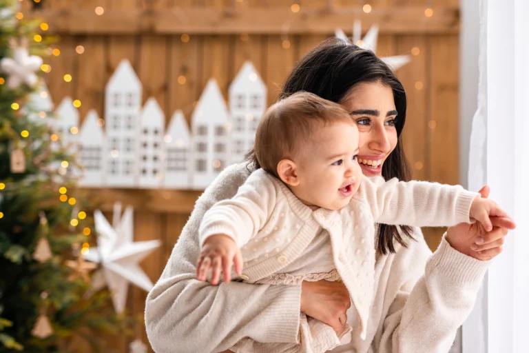 portrait d'une mère et son bébé lors d'une mini séance photo de noël
