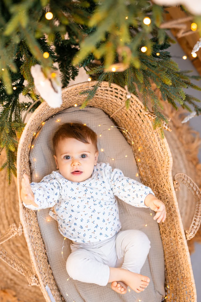 bébé dans un couffin lors d'une mini séance photo de noël