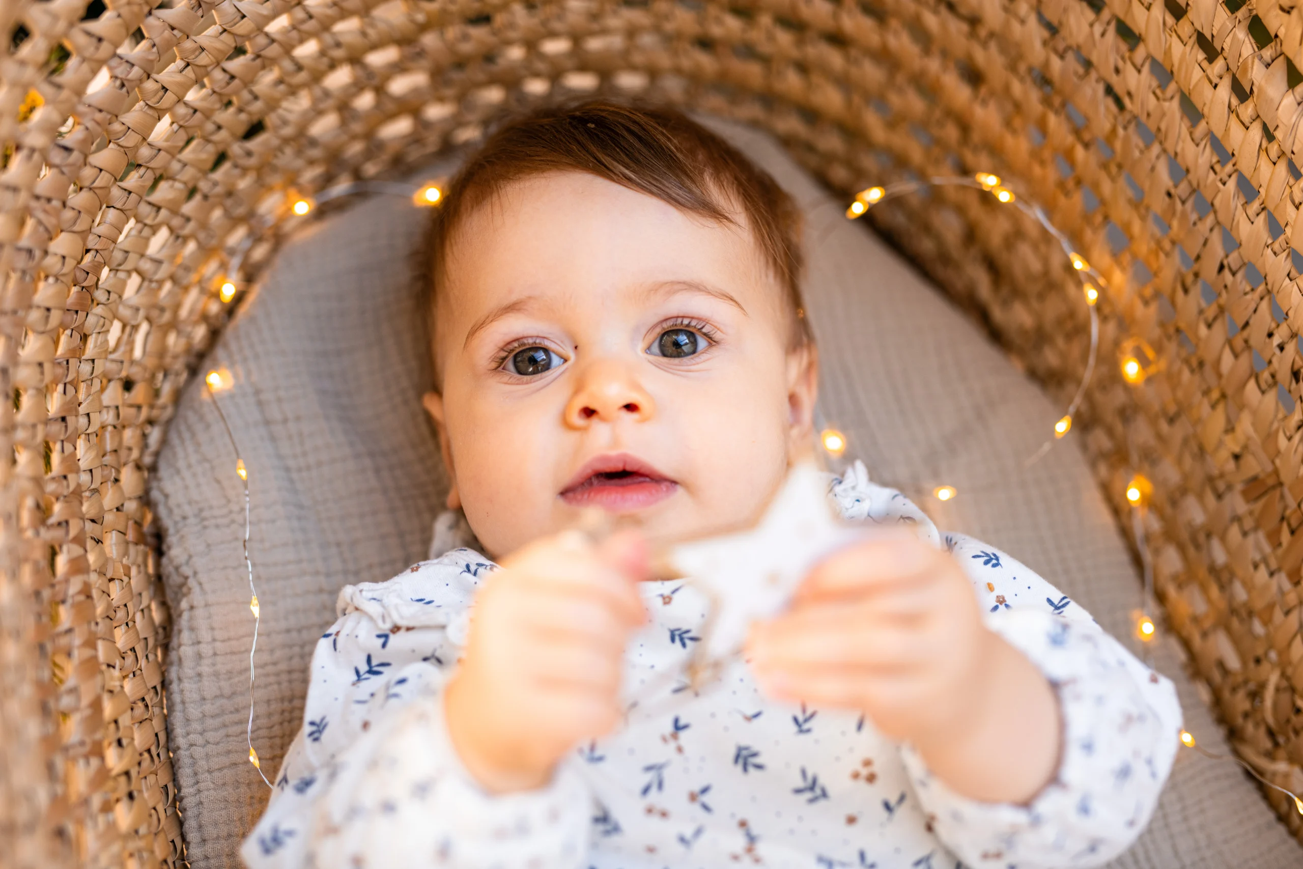 portrait d'un bébé lors d'une mini séance photo de noël