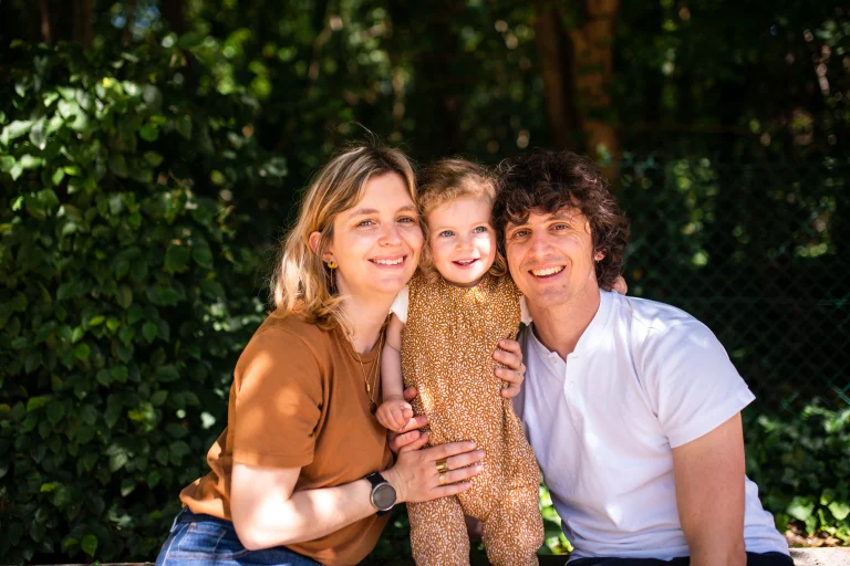 famille souriante dans la forêt de verrières-le-buisson lors d'une séance photo