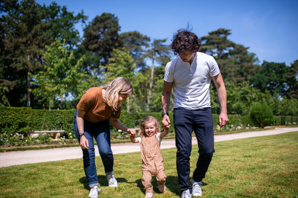 parents faisant sauter leur petite fille lors d'une séance photo famille